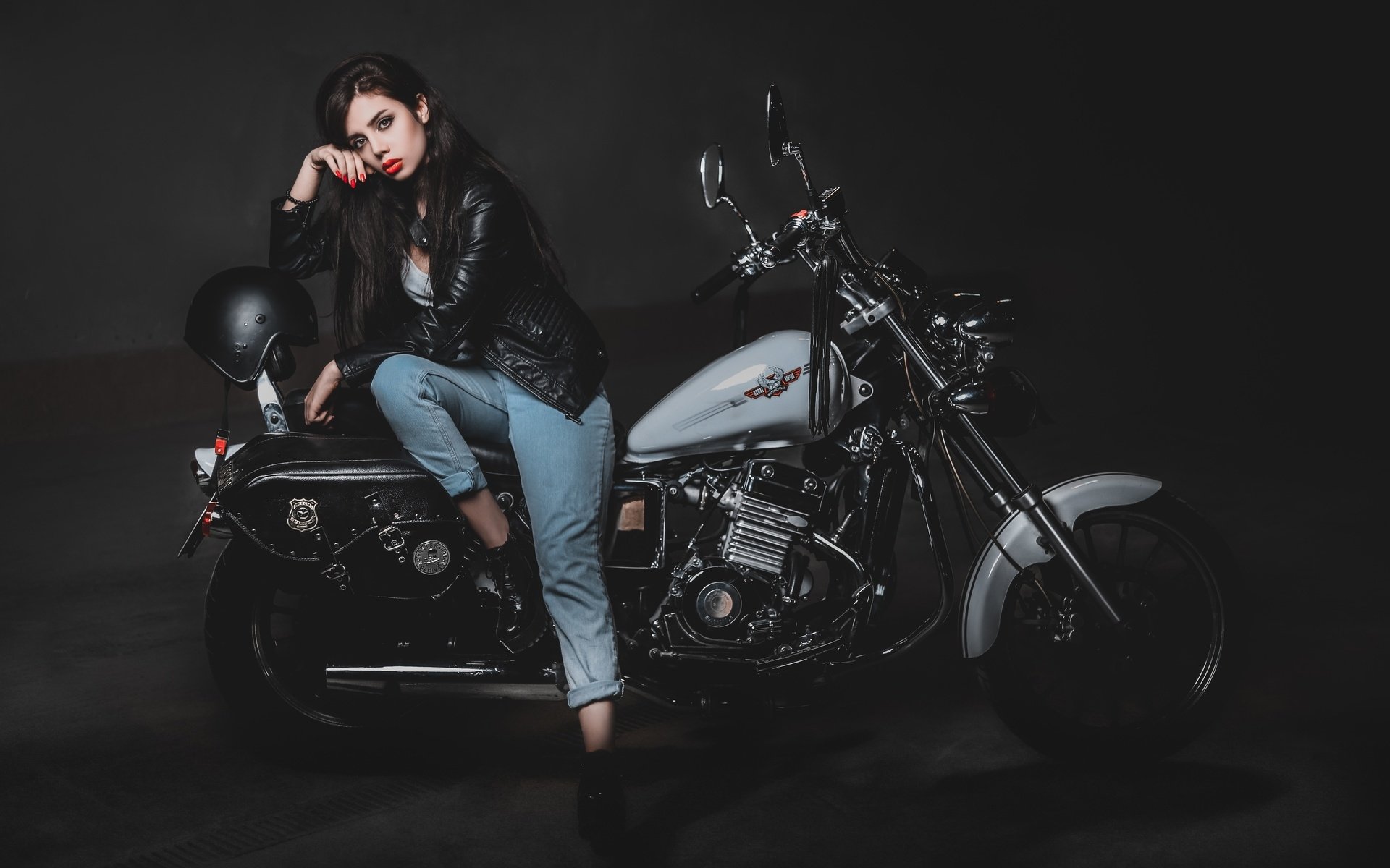 Biker girls: style and drive brings the glow — live moments in Pusan
